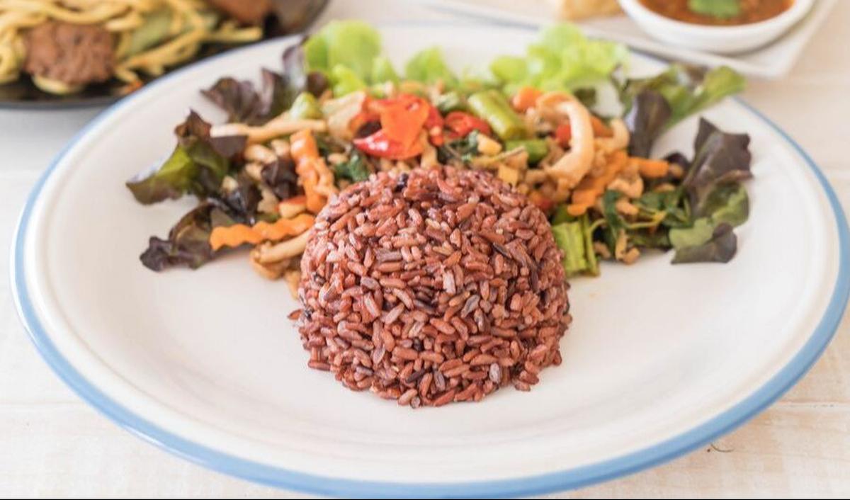 1. Nasi Merah: Pati Sehat yang Mengenyangkan
