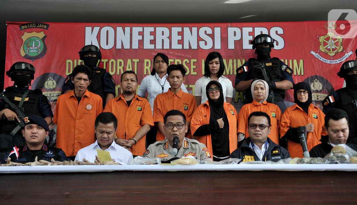 Kabid Humas Polda Metro Jaya Kombes Pol Argo Yuwono (tengah) memberi keterangan saat rilis pengungkapan rencana tindak kejahatan dalam pelantikan presiden dan wakil presiden di Mapolda Metro Jaya, Jakarta, Senin (21/10/2019). Polisi menangkap enam tersangka. (merdeka.com/Iqbal Zakharia)