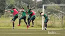 Duel para pemain Timnas Indonesia U19 saat mengikuti seleksi di NYTC-PSSI Sawangan, Depok, Jumat (3/3/2017). (Bola.com/Nicklas Hanoatubun)