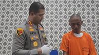 Kapolres Metro Depok, Kombes Pol Arya Perdana menginterogasi tersangka pembobol top up kartu KRL. (Liputan6.com/Dicky Agung Prihanto)