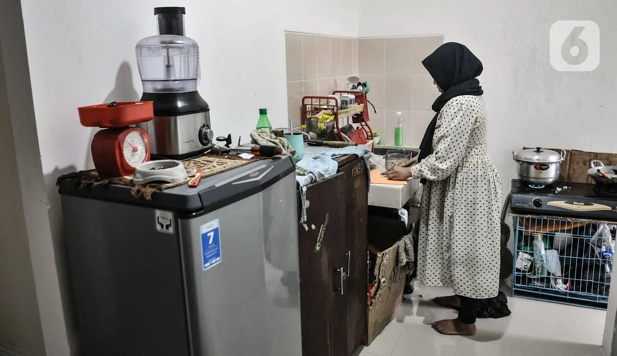 Aktivitas penghuni salah satu unit Menara Samawa di Pondok Kelapa, Jakarta Timur, Selasa (27/10/2020). Program hunian vertikal dengan DP 0 rupiah Pemprov DKI tersebut mulai diminati warga Jakarta dan telah dihuni lebih dari 50 persen. (merdeka.com/Iqbal S. Nugroho)
