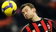 Aksi sundulan kepala striker AC Milan asal Ukraina, Andriy Shevchenko, di laga lawan Catania yang berlangsung di San Siro Stadium, Milan, 7 Desember 2008. AFP PHOTO / GIUSEPPE CACACE 