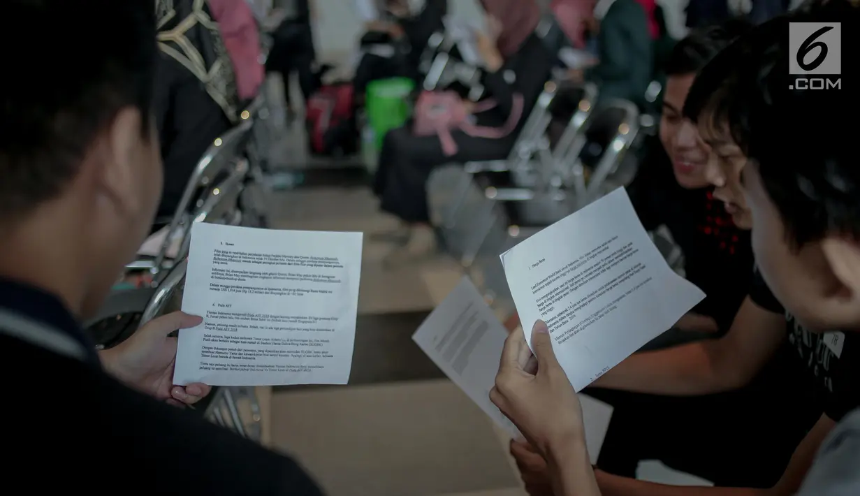 Peserta menghafal naskah selama kompetisi News Presenter dalam Emtek Goes To Campus 2018 di Surabaya, Selasa (13/11). Selain Kompetisi News Presenter, EGTC juga mengadakan workshop, inspiring sharing dan entertainment talk. (Liputan6.com/Faizal Fanani)
