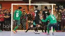 Sepakan Syahidansyah Lubis merobek jala Blacksteel Manokwari pada laga uji coba jelang AFF Championship 2017 Thailand di Tifosi Sport Center, Selasa (16/1/2016). Timnas menang 8-6. (Bola.com/Nicklas Hanoatubun)