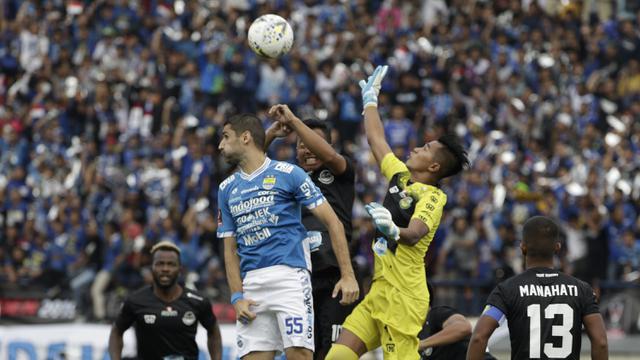 Gelandang Persib Bandung, Srdan Lopicic, duel udara dengan kiper TIRA Persikabo, Angga Saputro, pada laga Piala Presiden 2019. (Bola.com/Yoppy Renato)