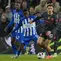 Jack Grealish dari Manchester City, kanan depan, berebut bola dengan pemain Brighton Carlos Baleba selama pertandingan sepak bola Liga Premier Inggris antara Brighton dan Manchester City di Stadion Falmer di Brighton, Inggris, Kamis, 25 April 2024. (AP Photo/Kin Cheung )