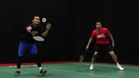 Ganda putra Indonesia Hendra Setiawan / Mohammad Ahsan berlatih di lapangan bulu tangkis Westin Resort, Nusa Dua, Bali, Jumat (12/11), jelang Indonesia Masters 2021.