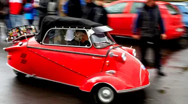 Sebuah Messerschmitt KR200 melintas di area pameran mobil antik ke-3 di Bucharest, Rumania (12/4/2014) (REUTERS/Radu Sigheti)