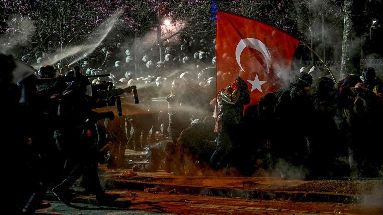FOTO: Bentrok Pengunjuk Rasa dengan Polisi Memprotes Penahanan Walikota Istanbul Turki