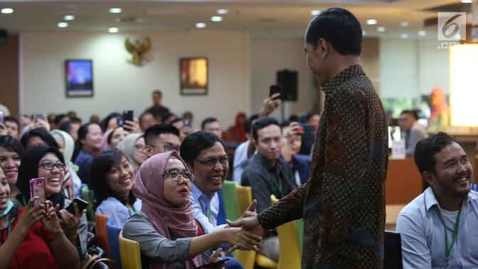 Presiden Joko Widodo bersalaman dengan salah satu pegawai selama meninjau layanan konsultasi Online Single Submission (OSS) BKPM di PTSP BKPM, Jakarta, Senin (14/1). (Liputan6.com/Angga Yuniar)