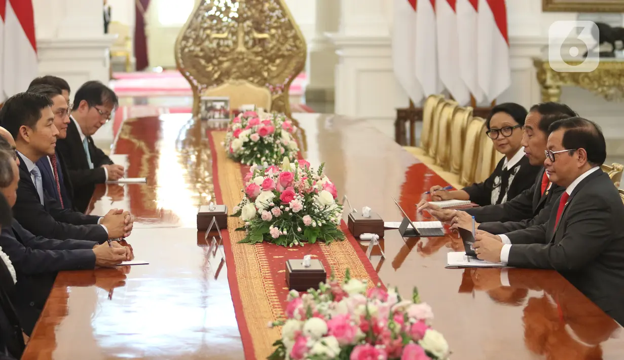 Presiden Joko Widodo (kanan tengah) saat menerima kunjungan ketua beserta anggota parlemen Singapura di Istana Merdeka, Jakarta, Rabu (20/11/2019). Pertemuan berlangsung tertutup dan awak media hanya diberikan waktu beberapa menit untuk mengambil gambar. (Liputan6.com/Angga Yuniar)