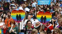 Sejumlah pendukung pernikahan sesama jenis melakukan pawai di Victoria Park di Sydney, Australia, pada 21 Oktober 2017. (Daniel Munoz/AAP Image via AP, File)
