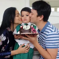 Banyak cara dilakukan oleh setiap orang dalam merayakan Hari Ibu. Tidak merayakan bersama ibunya, justru Titi Kamal bercerita pengalaman sendirinya menjadi seorang ibu dari Arjuna Zayan Sugiono. (Instagram/Titikamall)