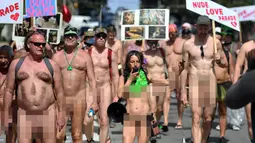 Kaum nudis melakukan pawai dalam acara Nude Love Parade di San Francisco, California, AS, Minggu (17/3). Kaum nudis mempraktikkan, menganjurkan, dan mempertahankan pergaulan telanjang dalam lingkungan pribadi maupun umum. (Josh Edelson/AFP)