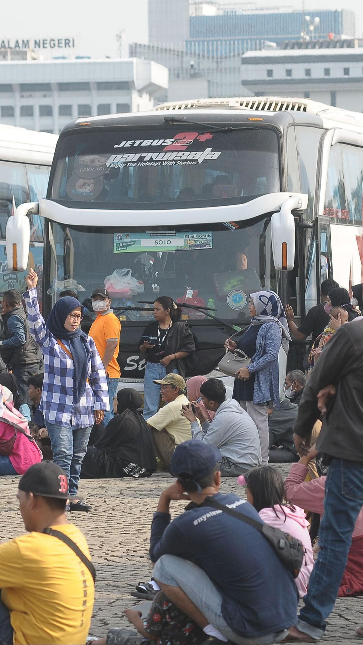 Untuk memastikan keselamatan pemudik, para sopir dan kondektur bus Mudik Gratis Pemprov DKI Jakarta 2024 diwajibkan menjalani tes urine.&nbsp;Merdeka.com/Imam Buhori