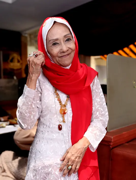 Meski berusia 77 tahun, hebatnya Laila Sari tidak pernah mengeluh letih saat ia bekerja didunia hiburan.   (Andy Masela/Bintang.com)