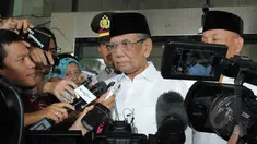 Anggota Dewan Pertimbangan Presiden (Wantimpres) Hasyim Muzadi menyambangi Gedung KPK, Jakarta, Senin (26/1/2015). (Liputan6.com/Herman Zakharia)