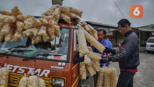 Berkah Ringannya Kerupuk Kulit di Kaki Gunung Lawu Capai Untung Rp5 Juta Tiap Minggu