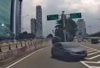 Sebuah mobil dengan nomor polisi D 1671 UBH nekat melawan arus di pintu keluar Tol Dalam Kota kawasan Pancoran, Jakarta Selatan. Tindakan pengemudi itu pun sempat viral di media sosial. (Foto: Tangkapan Layar Sosmed)