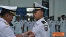 Citizen6, Suarabaya: Komandan Kobangdikal Laksda TNI Djoko Teguh Wahojo, menyematkan tanda siswa kepada perwakilan siswa Dikmapa PK angkatan ke 19, di Gedung Betel Geuse Pusdiklapa, Kobangdikal. (Pengirim: Penkobangdikal).