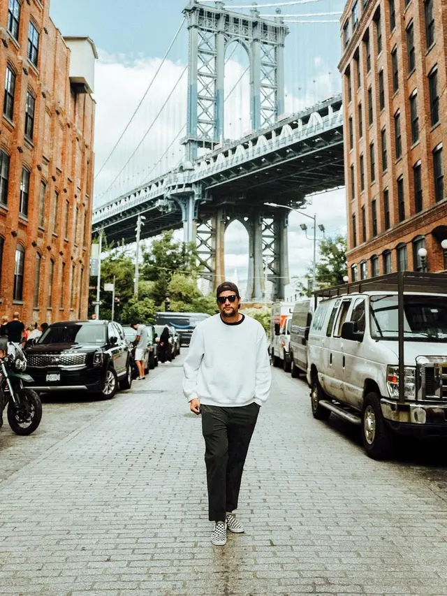 [Fimela] 6 Potret Romantis Stuart Collin dan Kekasih Saat Liburan di Luar Negeri