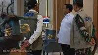 Menteri Pertahanan Prabowo Subianto saat mendampingi Presiden RI Joko Widodo pada pelepasan keberangkatan empat pesawat yang mengirim bantuan untuk korban gempa Turki dan Suriah. (Tim Media Prabowo Subianto)