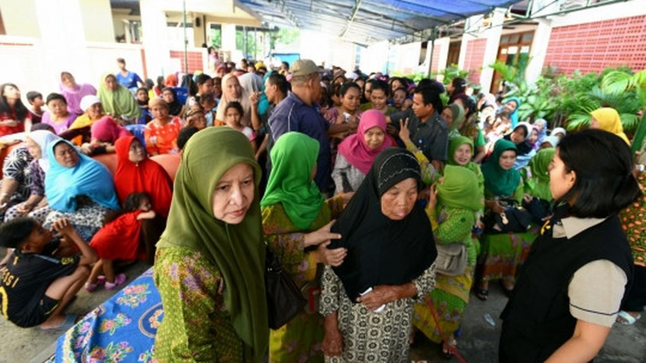 Warga serbu pasar sembako murah di Masjid Luar Batang