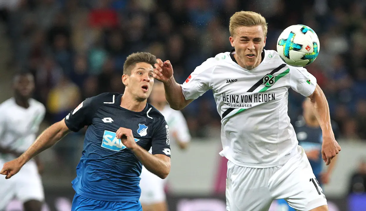6. Timo Hubers (Hannover) - Bek 23 tahun ini diumumkan oleh pihak klub terinfeksi Covid-19. Pemain asal Jerman itu dinyatakan terjangkit Corona setelah menghadiri acara bersama temannya yang kemudian juga dinyatakan positif Corona. (AFP/Daniel Roland)