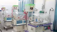 Ilustrasi &ndash; Bayi kembar tiga di inkubator rumah sakit. (Liputan6.com/Ridlo untuk Ahmad Adirin)