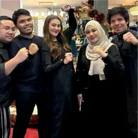 Sang istri, Ashanty tentu turut ikut serta. Ia tampil santun mengenakan gamis dengan aksen lace yang cantik berwarna hijau sage. [@astridkuya/@maiaestiatyreal/@aurelie.hermansyah]