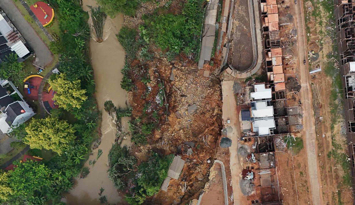 Longsor sedalam lebih dari tiga meter ini berimbas akses jalan desa putus total. (merdeka.com/Arie Basuki)