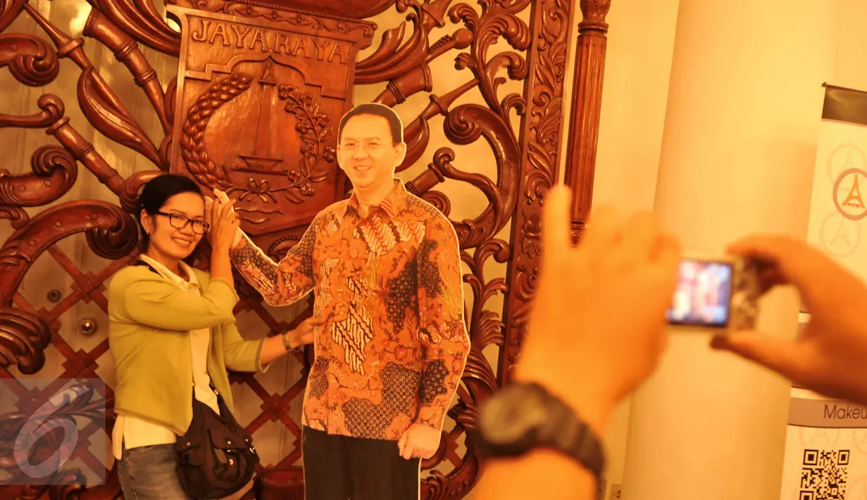 Warga berfoto bersama patung gambar Gubernur Jakarta,  Basuki T Purnama (Ahok) di Balaikota Jakarta, (7/5). Berbagai Festival khas Betawi akan memeriahkan acara di Balaikota Jakarta ini. (Liputan6.com/Gempur M Surya)