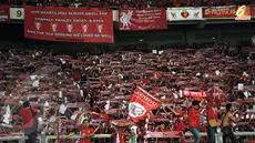Fans membentangkan syal secara bersamaan untuk memberikan dukungan kepada Liverpool yang berlaga di Stadion GBK, Jakarta. (Liputan6.com/Helmi Fithriansyah)