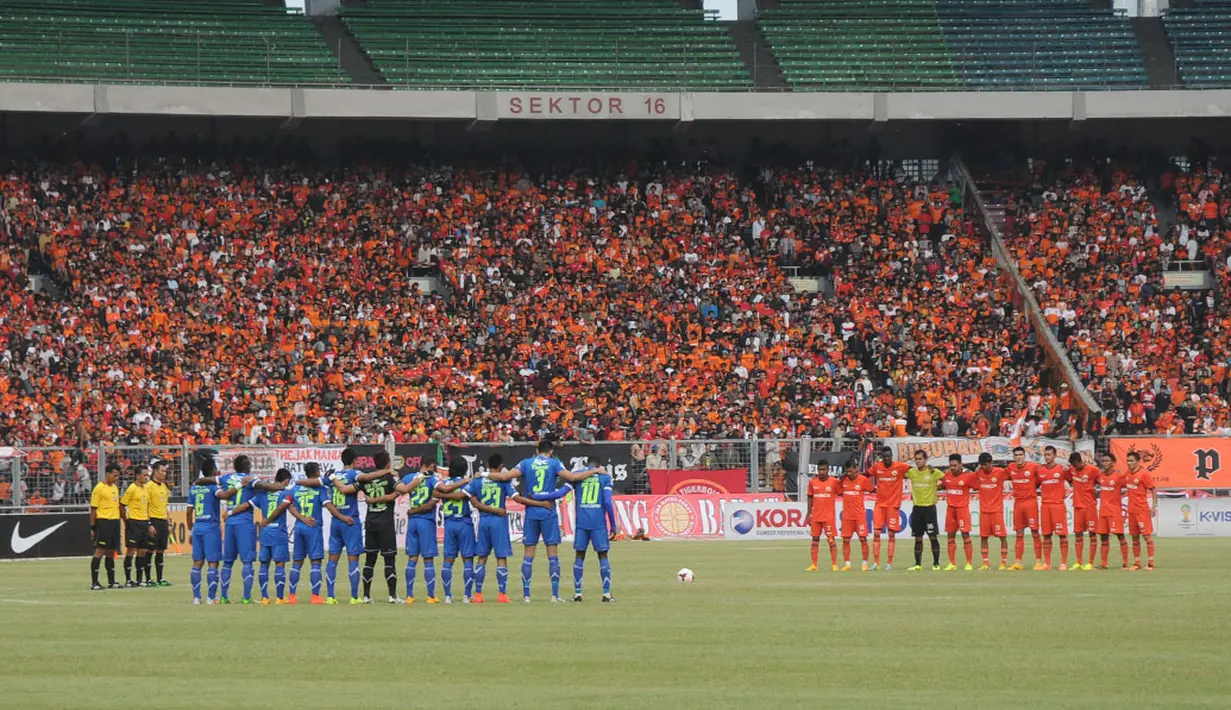 Pemain Persija Jakarta dan Persib Bandung mengheningkan cipta untuk Alm Ayi Beutik di Stadion GBK, (10/8/2014). (Liputan6.com/Helmi Fithriansyah)