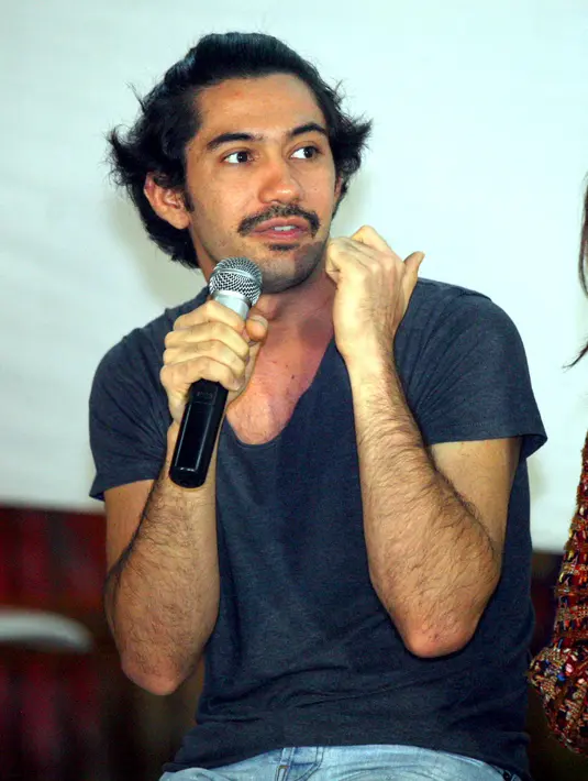 "Menyanyikan ost film bukan yang pertama. Tapi pertama menyanyikan lagu dengan karakter suara peran. Itu susah banget sebenarnya mencari karakter vokal yang tepat. Mendekati suaranya dan sampai 8 lagu saya menyanyikan lagunya itu." kata Reza Rahadian.