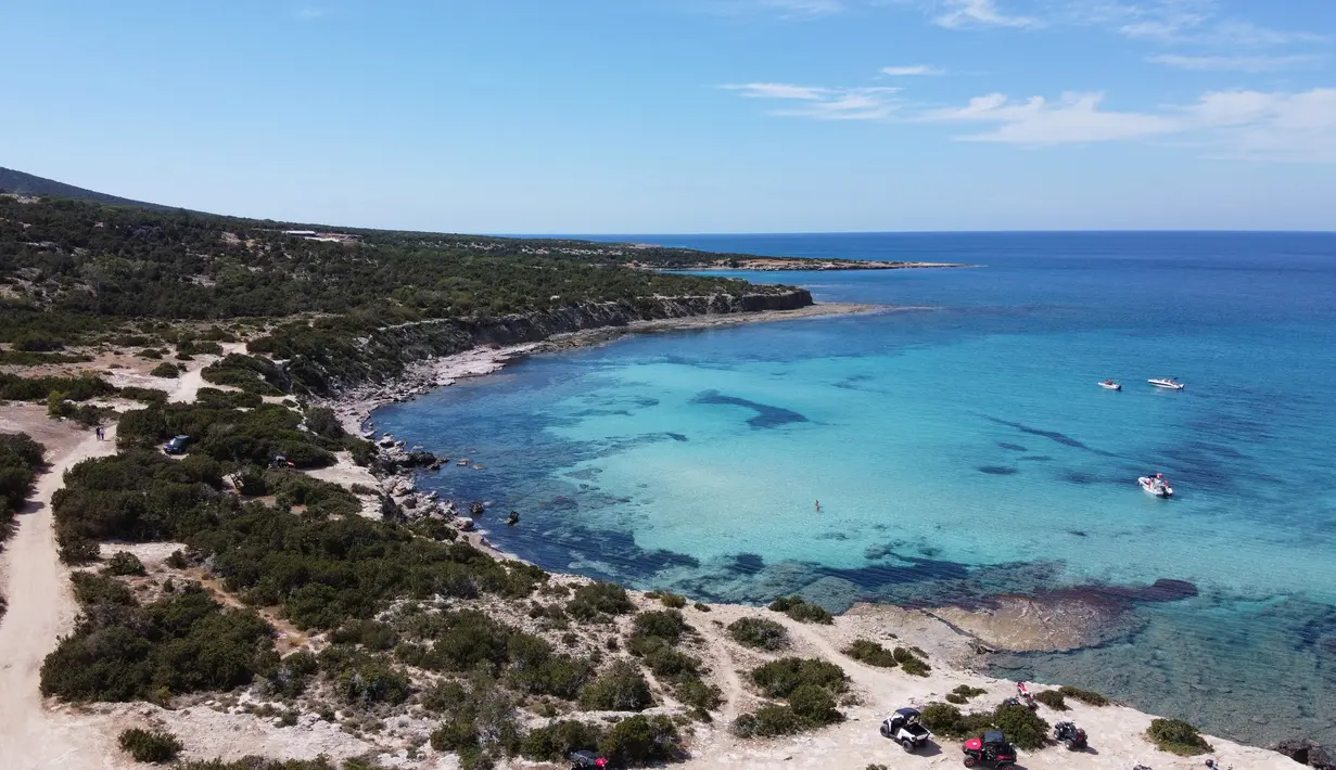 Pemandangan udara menunjukkan Semenanjung Akamas di sepanjang pantai barat Siprus (31/5/2020). Akamas adalah sebuah tanjung di ujung barat laut Siprus dengan luas 230 kilometer persegi. (AFP Photo/Etienne Torbey)