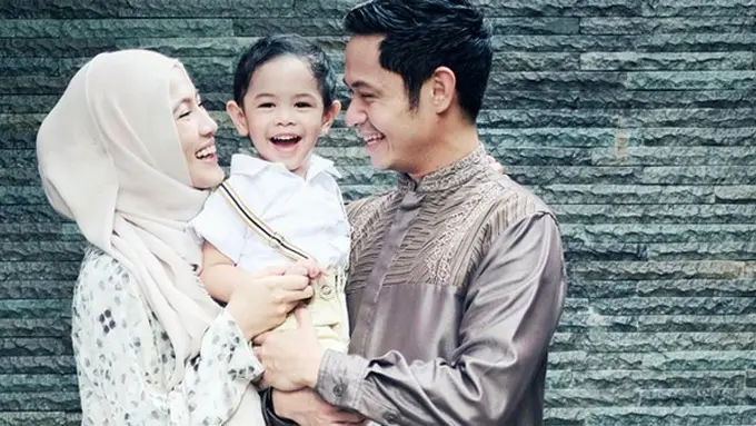 Dude Harlino dan Alyssa Soebandono tampil kompak. (Instagram/ichasoebandono)