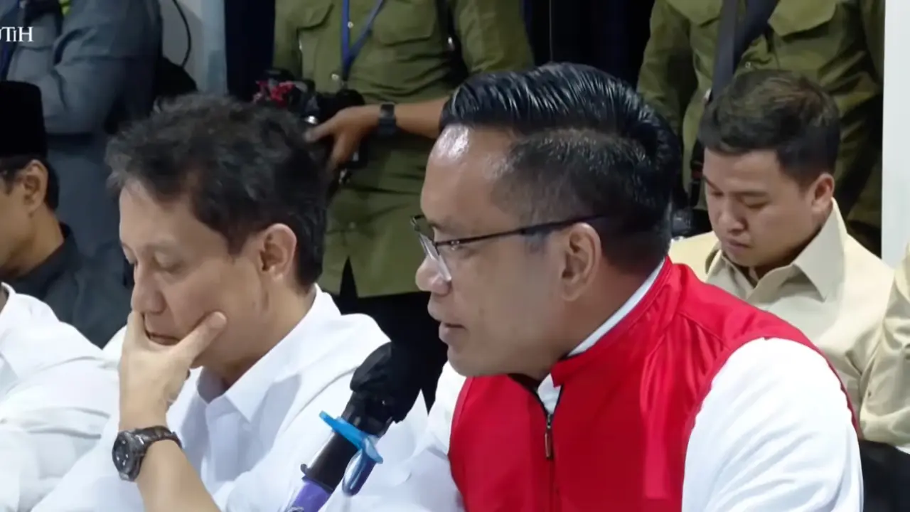 Direktur Utama PT Pertamina (Persero) Simon Aloysius Mantiri, melaporkan sejumlah langkah strategis Pertamina untuk mengupayakan kelancaran pasokan BBM dan LPG di wilayah terdampak banjir bandang Sumatera. (Foto: Pertamina)