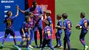 Penyerang baru Barcelona, Ousmane Dembele menyapa anak-anak saat perkenalan dirinya di Stadion Camp Nou, Barcelona, Spanyol, (28/8). Pemain asal Prancis ini dikontrak Barcelona sekitar 147 juta euro. (AP Photo / Manu Fernandez)