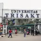 Suasana di sekitar gerbang pintu masuk Universitas Trisakti, Grogol, Jakarta, Rabu (24/8). Konflik yayasan dan otorita Trisakti berujung kegiatan perkuliahaan di kampus diliburkan hari ini. (Liputan6.com/Faizal Fanani)