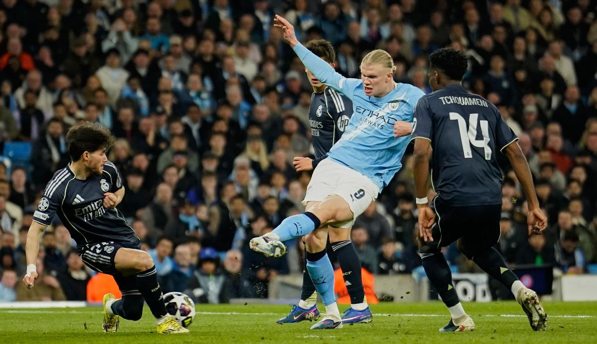 Real Madrid yang unggul jumlah pemain setelah Bernardo Silva diganjar kartu merah, malah kebobolan lewat aksi Erling Haaland yang berhasil memanfaatkan umpan silang Jeremy Doku. (AP Photo/Dave Thompson)