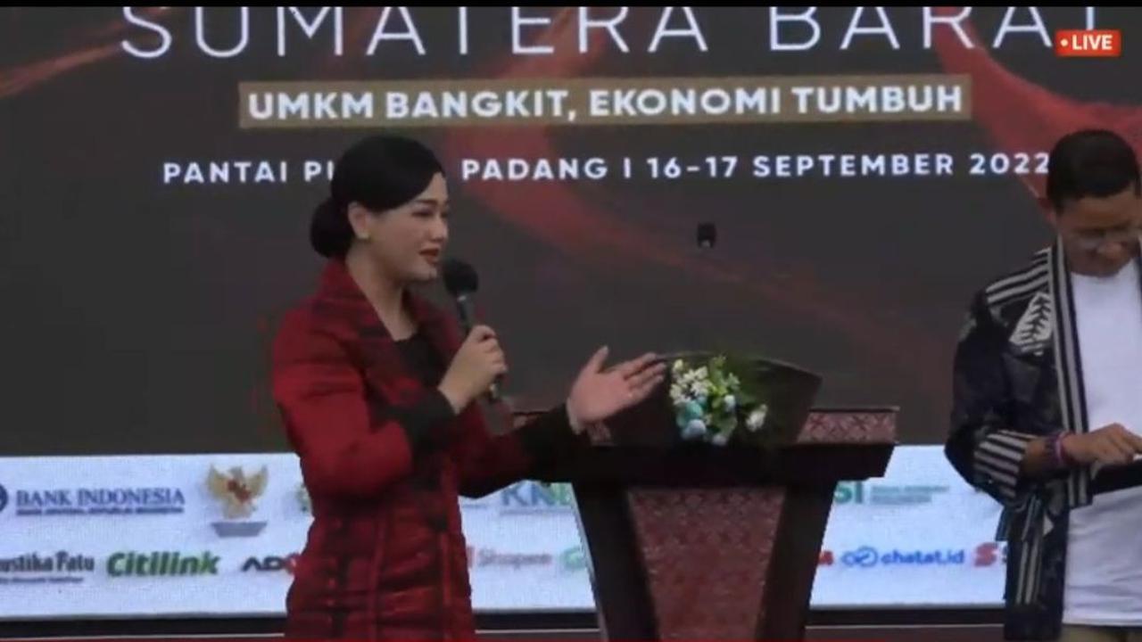 Anggota Dewan Komisioner Otoritas Jasa Keuangan bidang Edukasi dan Perlindungan Konsumen Friderica Widyasari Dewi dalam penutupan Gernas Bangga Buatan Indonesia Sumatera Barat, Jumat (16/9/2022).