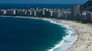 Pantai Copacabana di Rio de Janerio, Brazil menjadi pantai yang ramai dikunjungi setiap tahunnya (AFP PHOTO/Yasuyoshi CHIBA).