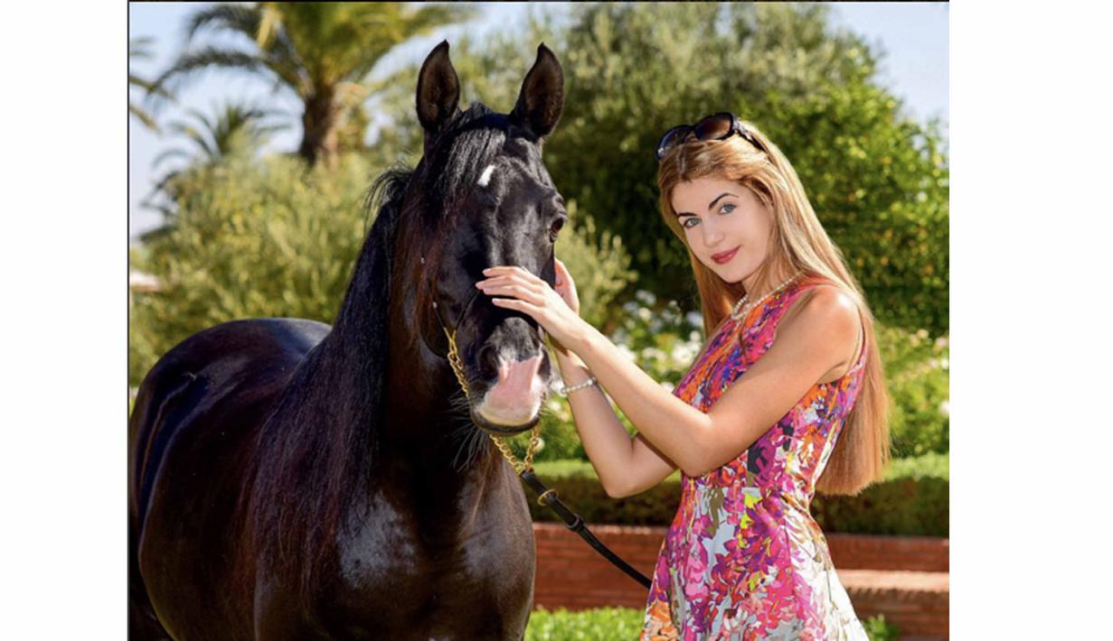 Melanie Martins saat befoto dengan seekor kuda di Maroko. (Foto/Instagram)