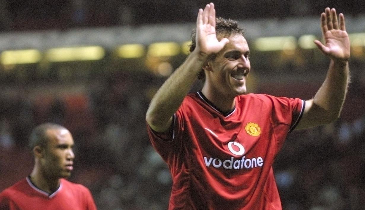 Laurent Blanc tercatat mencetak gol untuk Manchester United di usianya yang sudah menginjak 36 tahun 11 bulan 4 hari. Gol tersebut dilesatkan kala Setan Merah menghadapi Olympiakos di ajang Liga Champions 2002/2003. (AFP/Philippe Huguen)