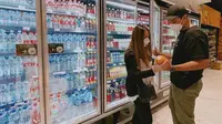 Rizky Alatas dan Adzana Bing Slamet belanja di supermarket (foto: Instagram/@adzanabs)