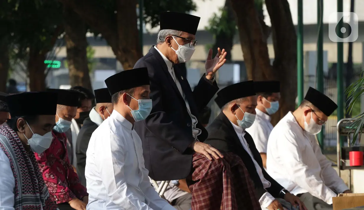 Umat muslim saat melaksanakan shalat Idul Fitri 1442 H di Lapangan Masjid Agung Al Azhar, Jakarta, Kamis (13/5/2021). Ribuan umat muslim melaksanakan shalat Idul Fitri 1442 H di Lapangan Masjid Agung Al Azhar dengan menerapkan protokol kesehatan ketat. (Liputan6..com/Helmi Fithriansyah)