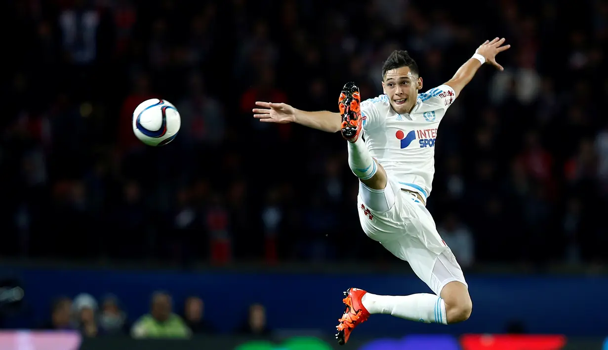 Pemain Olympique de Marseille Lucas Ocampos melakukan tendangan melayang dalam lanjutan Liga 1 Perancis saat melawan PSG di Parc des Princes Stadium,Paris,Minggu (05/10/2015).  (EPA/Etienne Laurent)