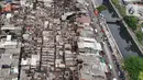 Lebih dari 200 rumah warga di Jalan Kebon Kosong, RW 05, Kemayoran, Jakarta Pusat, terbakar pada Selasa (10/12/2024) siang. (Liputan6.com/Herman Zakharia)