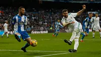 Pemain Real Madrid, Nacho Fernandez melakukan tendangan ke gawang Deportivo La Coruna dalam lanjutan La Liga Spanyol di Santiago Bernabue, Senin (22/1). Nacho Fernandez menyumbang dua dari tujuh gol kemenangan Real Madrid. (AP/Francisco Seco)